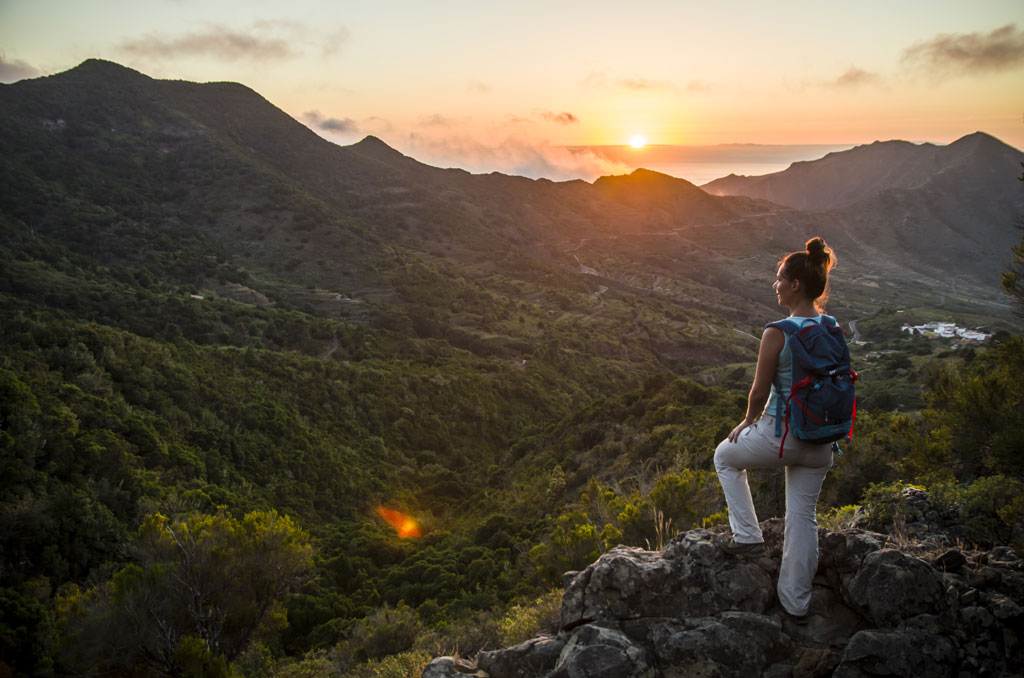 Persoon die naar een zonsondergang kijkt in het Anaga Rural Park, Tenerife.