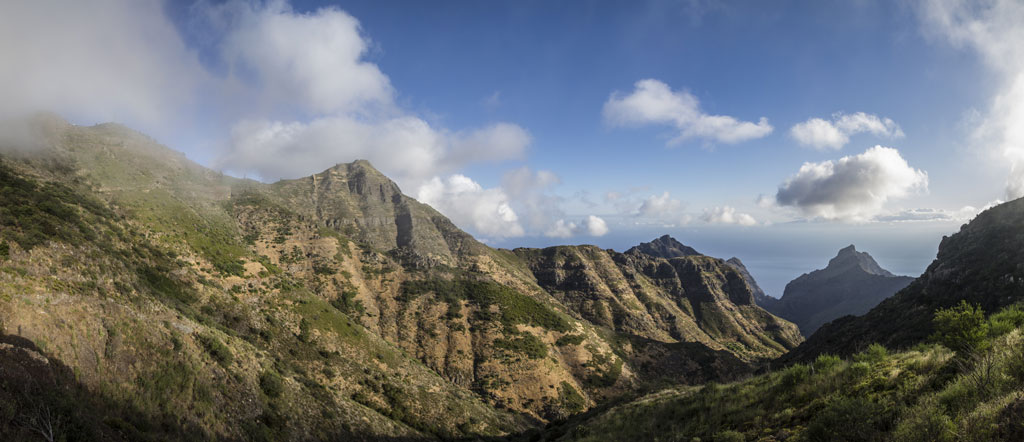 Bergen en wolken in het Teno Plattelandspark, Tenerife.