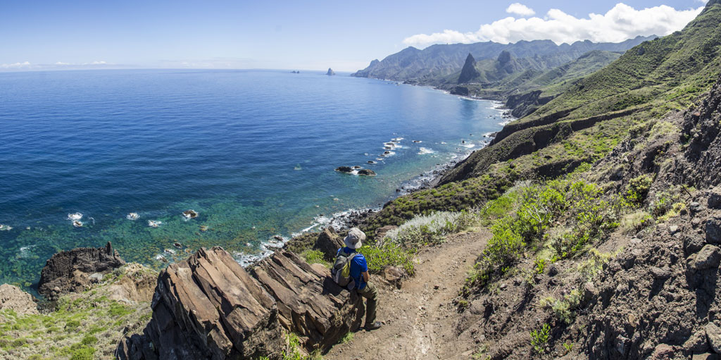 Persoon die wandelt over een kustpad met uitzicht op zee in Anaga, Tenerife.