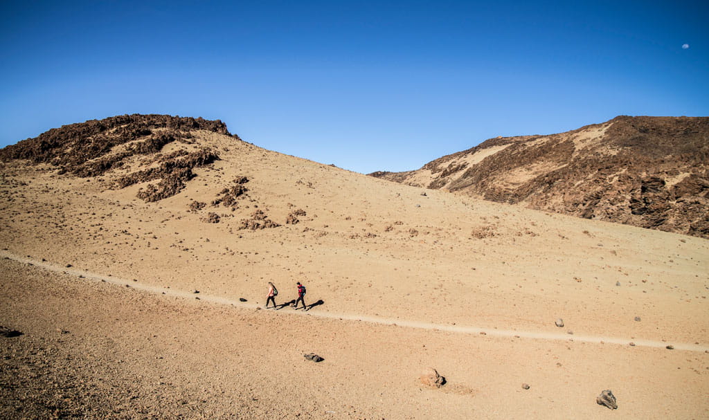 Mensen die lopen in de bergen van Nationaal Park Teide, Tenerife.