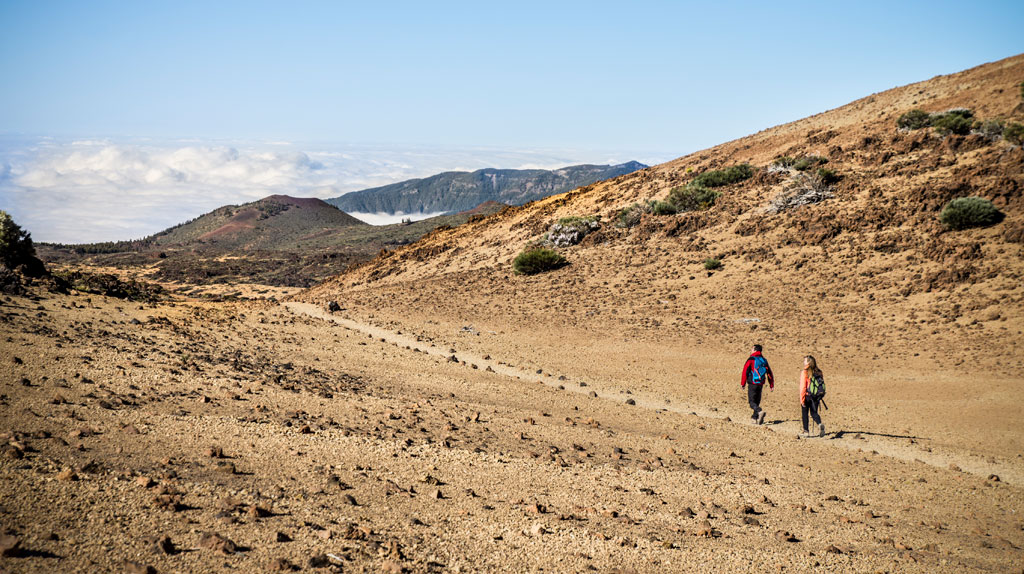 Twee mensen lopen op een pad in het Nationaal Park Teide, Tenerife.
