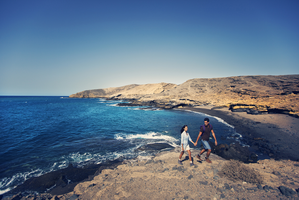 Stel dat langs zee wandelt in een kustlandschap van Tenerife.