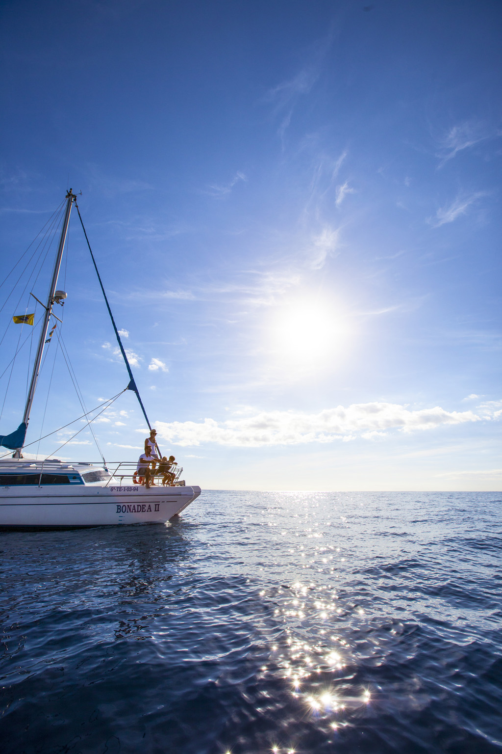 Bonadea II-boot op zee onder de felle zon bij Tenerife.
