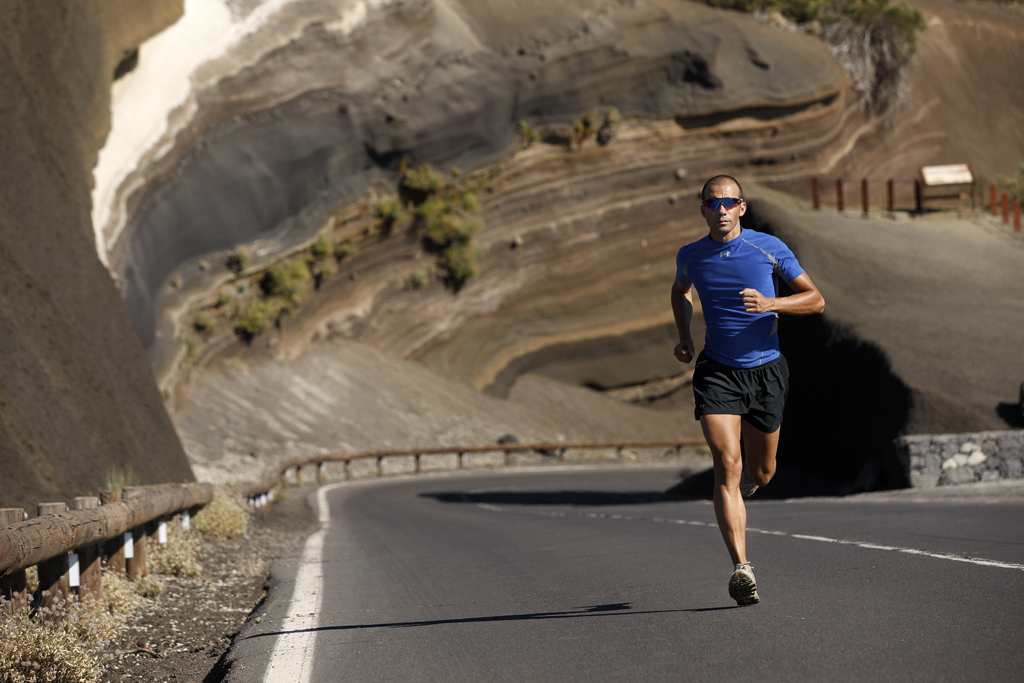Loper met blauw t-shirt op de bergweg op Tenerife.