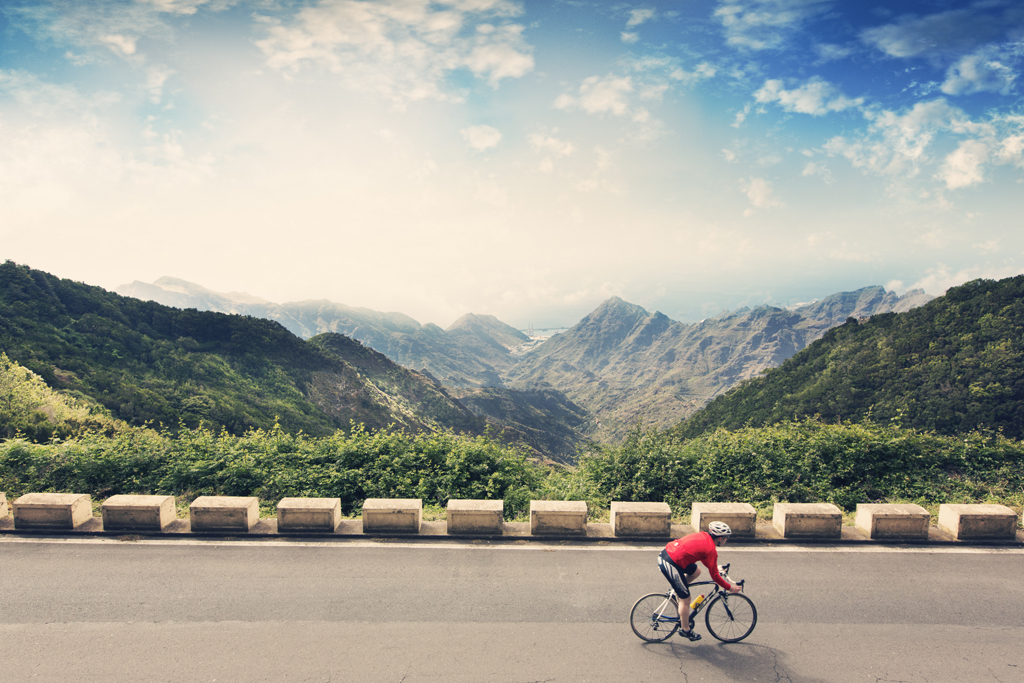 Fietser die een bergweg rijdt in Anaga, Tenerife.