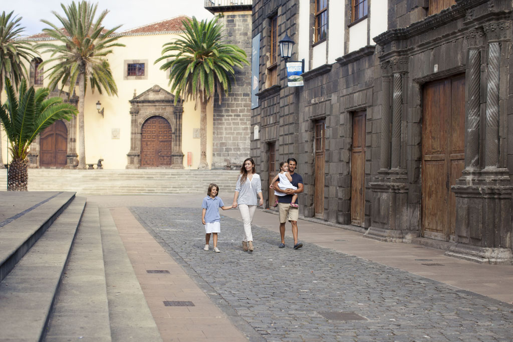Familie loopt door de straat met historische gebouwen in La Laguna, Tenerife.