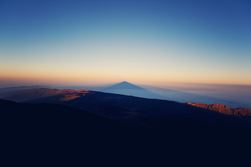 Schaduw van de berg Teide over zee geworpen bij zonsondergang op Tenerife.