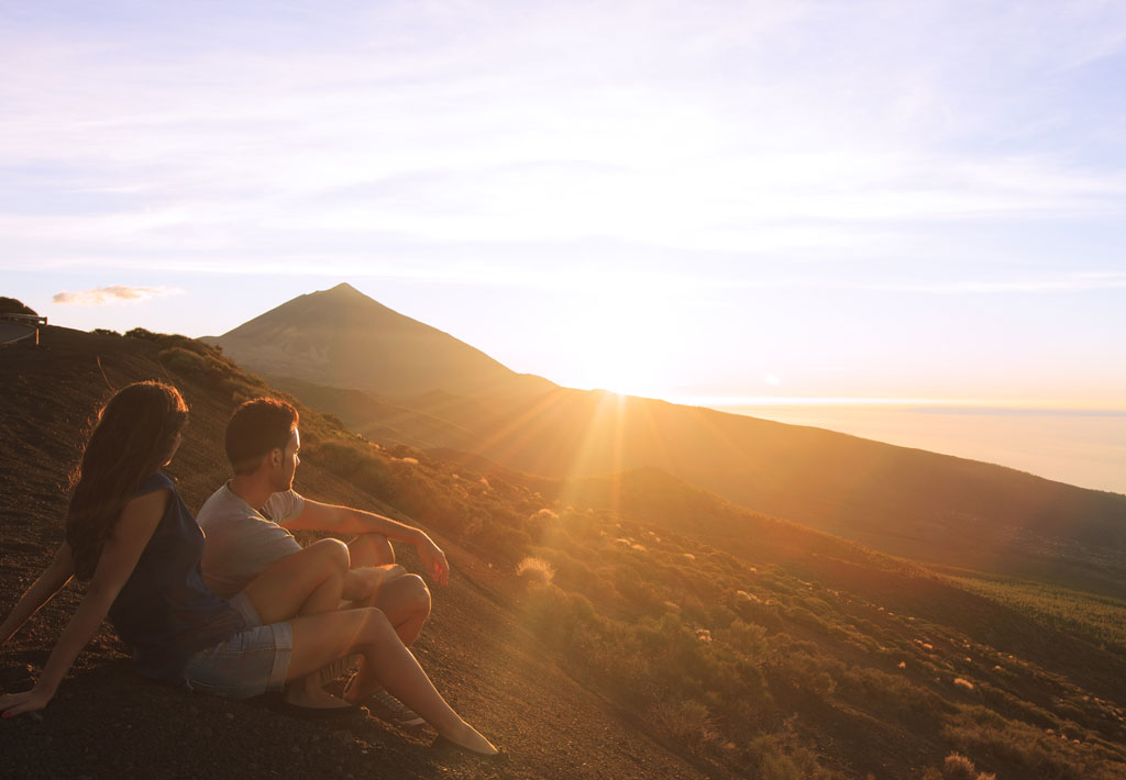 Stel dat de zonsondergang bekijkt op de berg Teide, Tenerife.