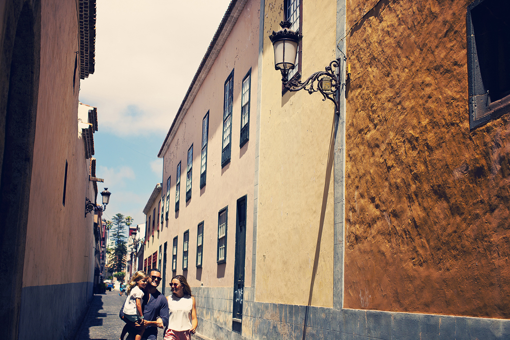 Familie wandelt door een smalle straat in La Laguna, Tenerife.