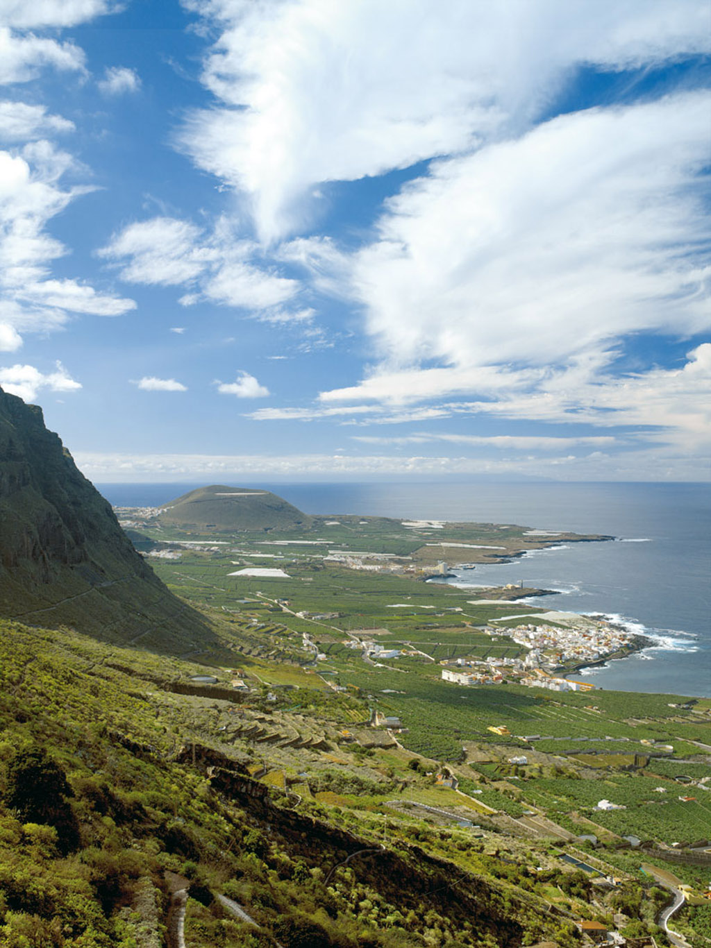 Panoramisch uitzicht op Garachico, Tenerife, met bergen en de Atlantische Oceaan op de achtergrond.
