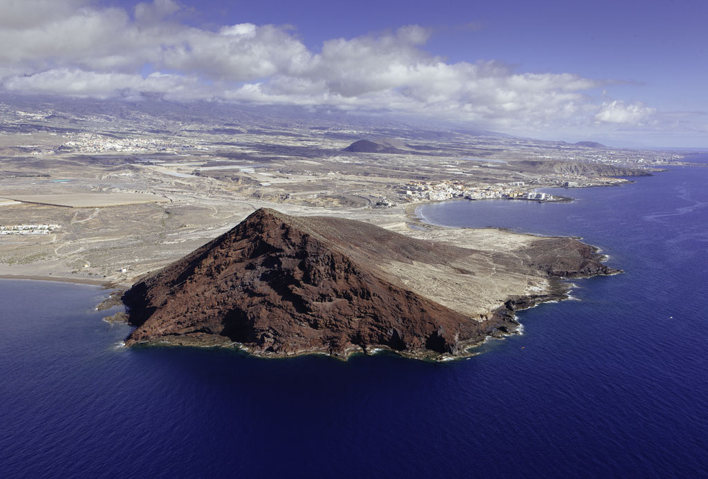 Rode Berg op Tenerife, gezien vanuit de lucht naast de Atlantische Oceaan.