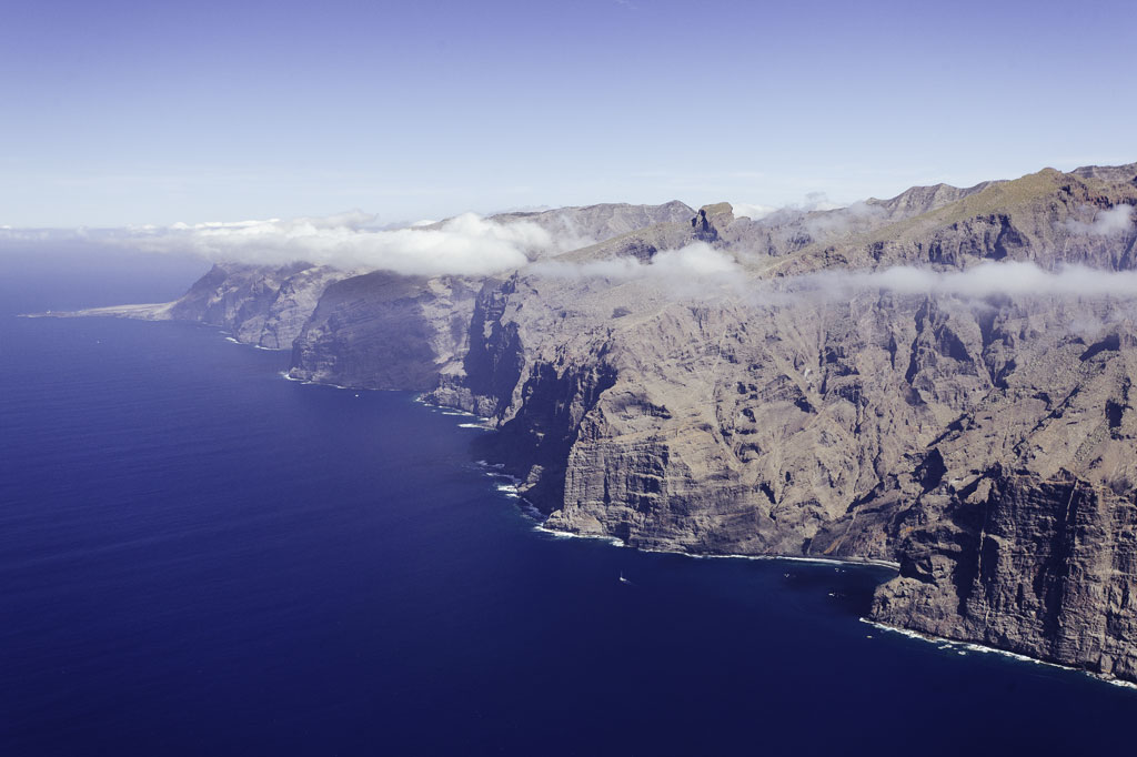 Los Gigantes-kliffen op Tenerife, naast de Atlantische Oceaan.