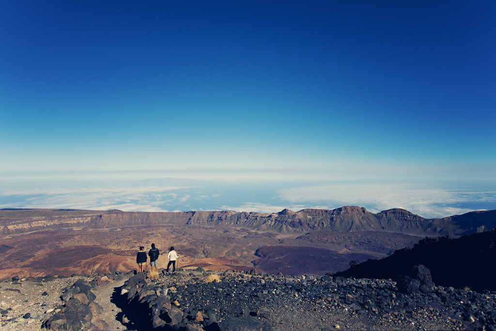 Panoramisch uitzicht op het Nationaal Park Teide op Tenerife vanaf een verhoogd pad.
