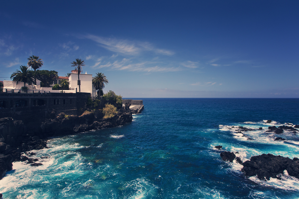 Rotsachtige kust en wateren van de Atlantische Zee in Puerto de la Cruz, Tenerife.