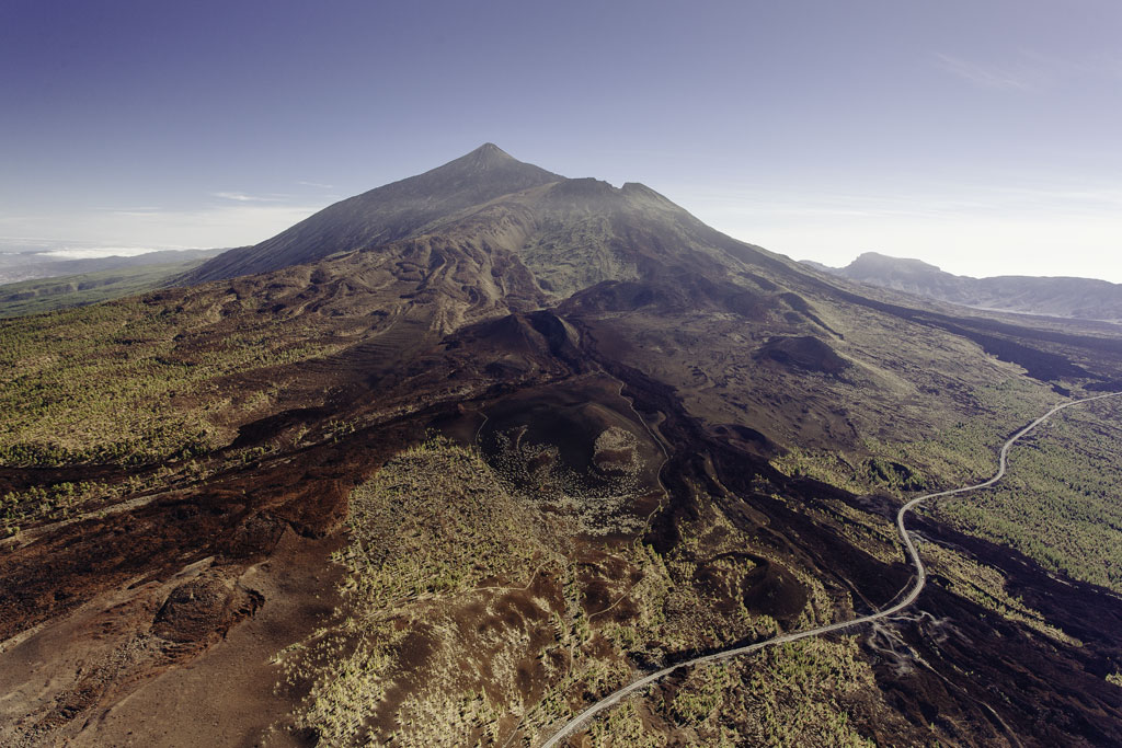 Luchtfoto van de berg Teide op Tenerife met een vulkanisch landschap en een weg.