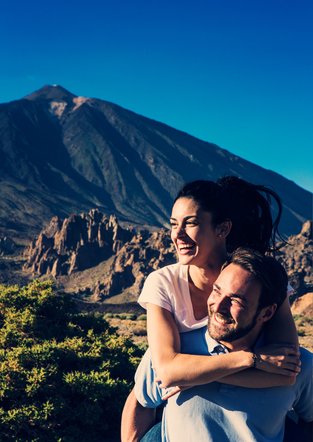 Stel dat lacht met de berg Teide op Tenerife op de achtergrond.