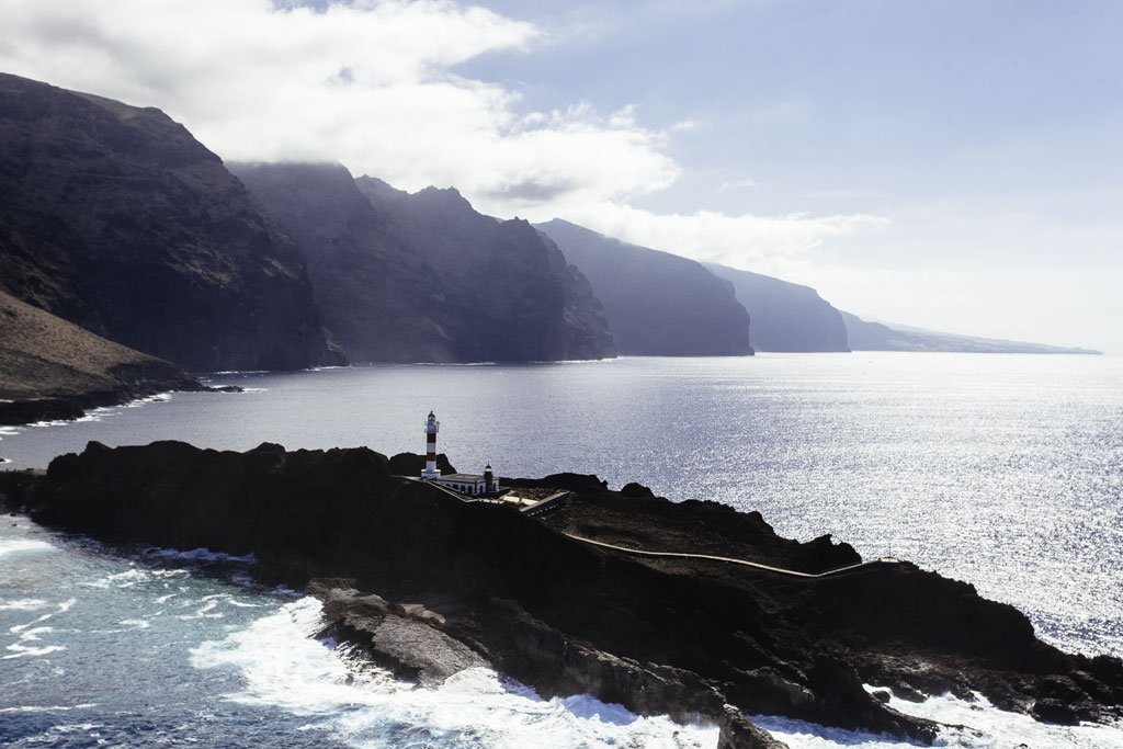 De vuurtoren van Punta de Teno op Tenerife, naast kliffen en de Atlantische Oceaan.