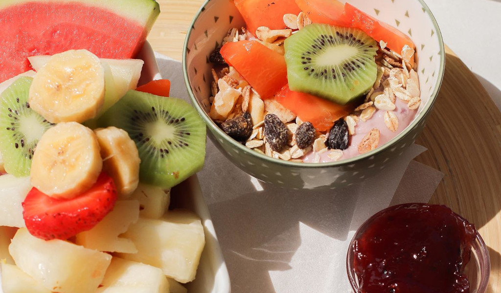 Een kom yoghurt met kiwi, papaja, muesli en vers fruit op Tenerife.