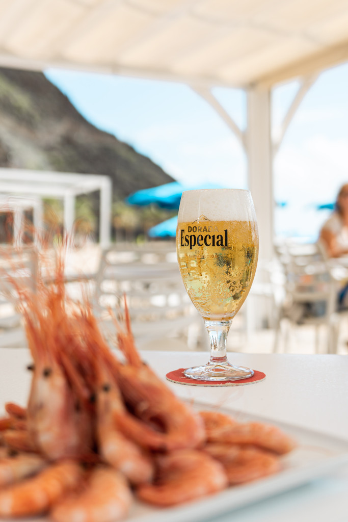 Glas Special Golden Beer met garnalen op het terras op Tenerife.