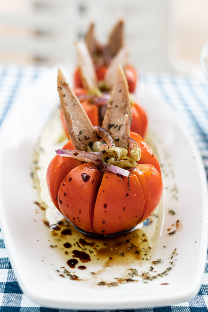 Tomaten gevuld met tonijn en ui op een wit bord op een tafel op Tenerife.