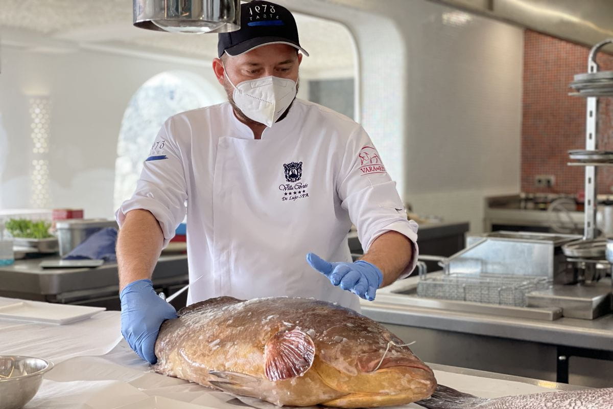 Chef op Tenerife bereidt verse vis in de keuken.