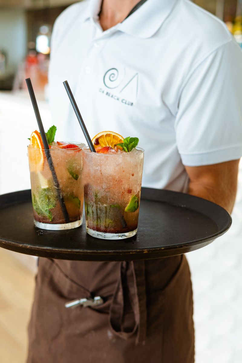 Twee cocktails met sinaasappelschijfjes op een dienblad in het café van Tenerife.