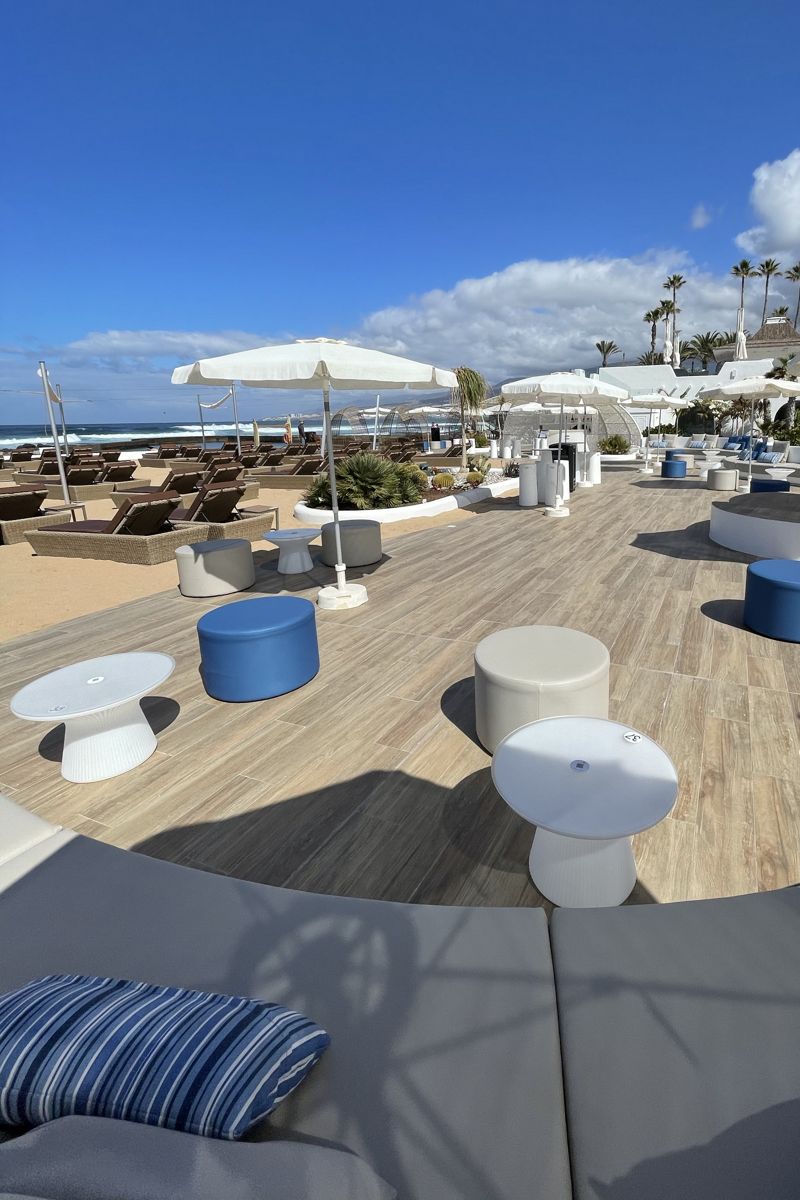 Strandterras met tafels en stoelen in een resort op Tenerife.