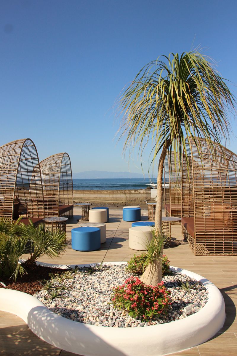 Buitenterras met fauteuils en uitzicht op zee op Tenerife.