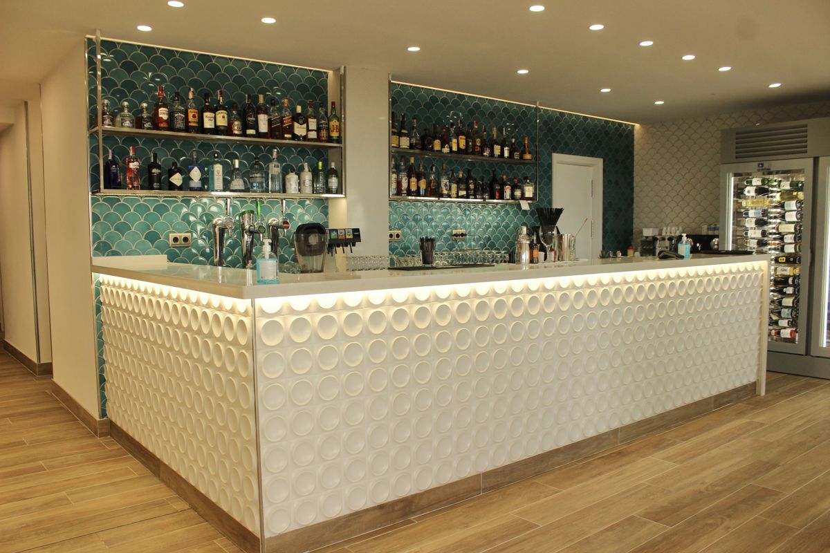 Barcounter met flessen en moderne decoratie in Tenerife.