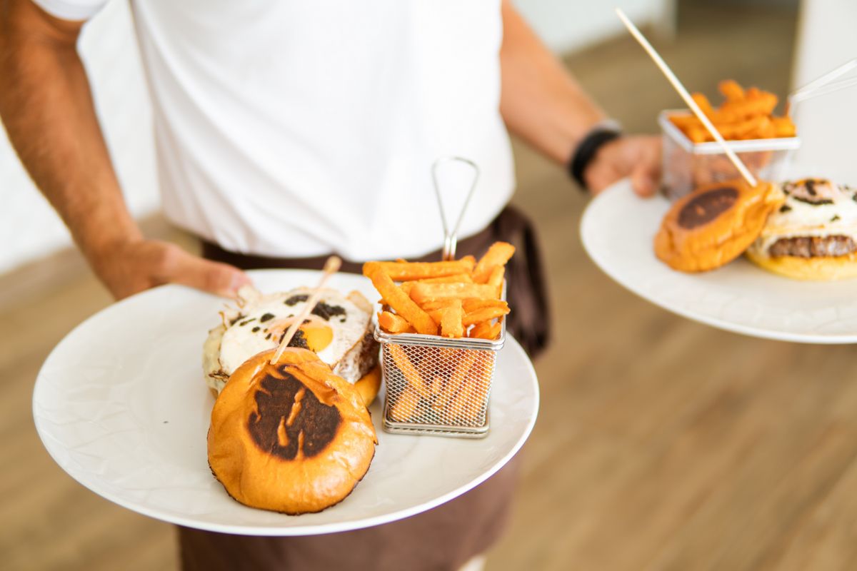 Borden met burgers en frietjes geserveerd op Tenerife.