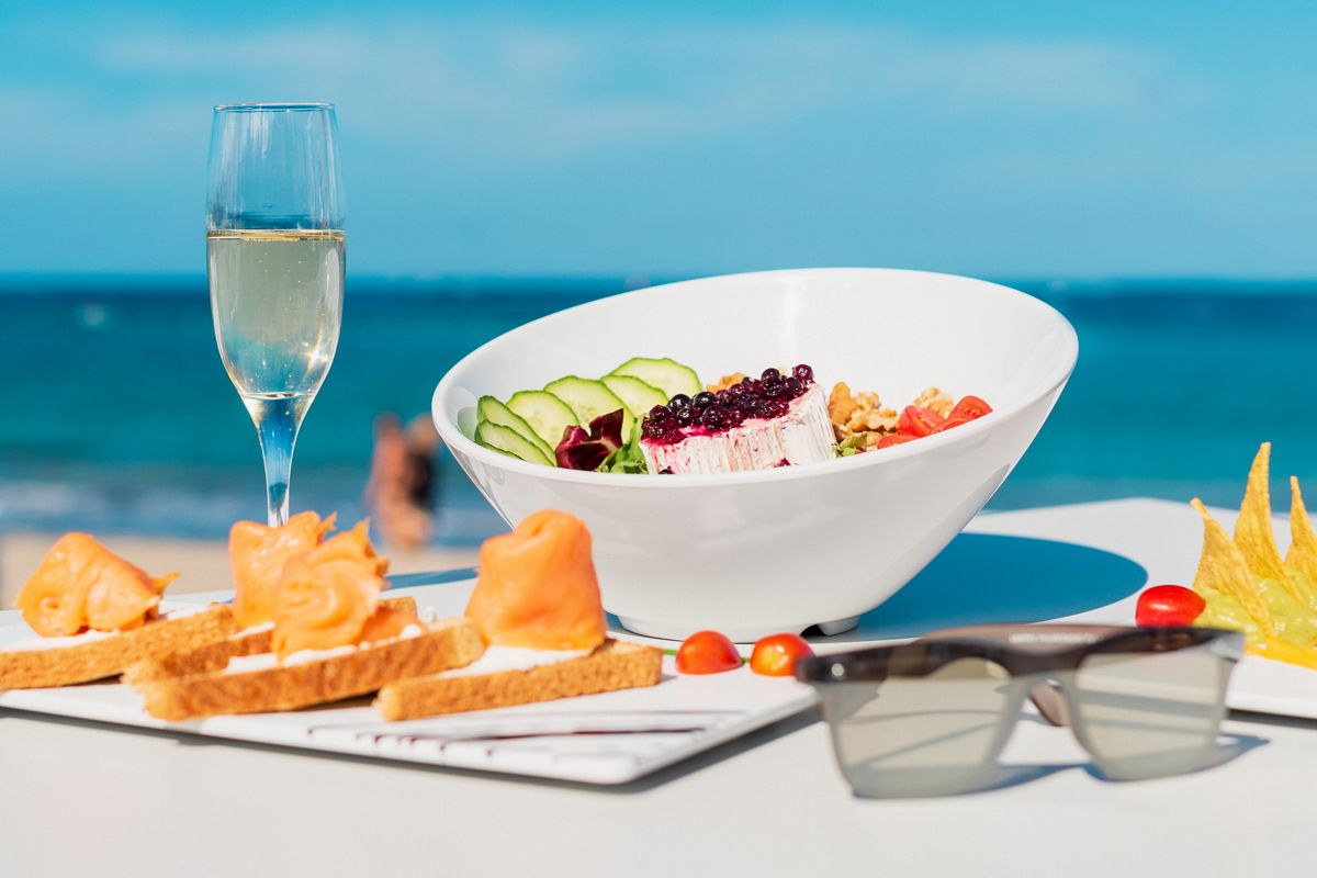 Salade en sandwiches aan zee op Tenerife.