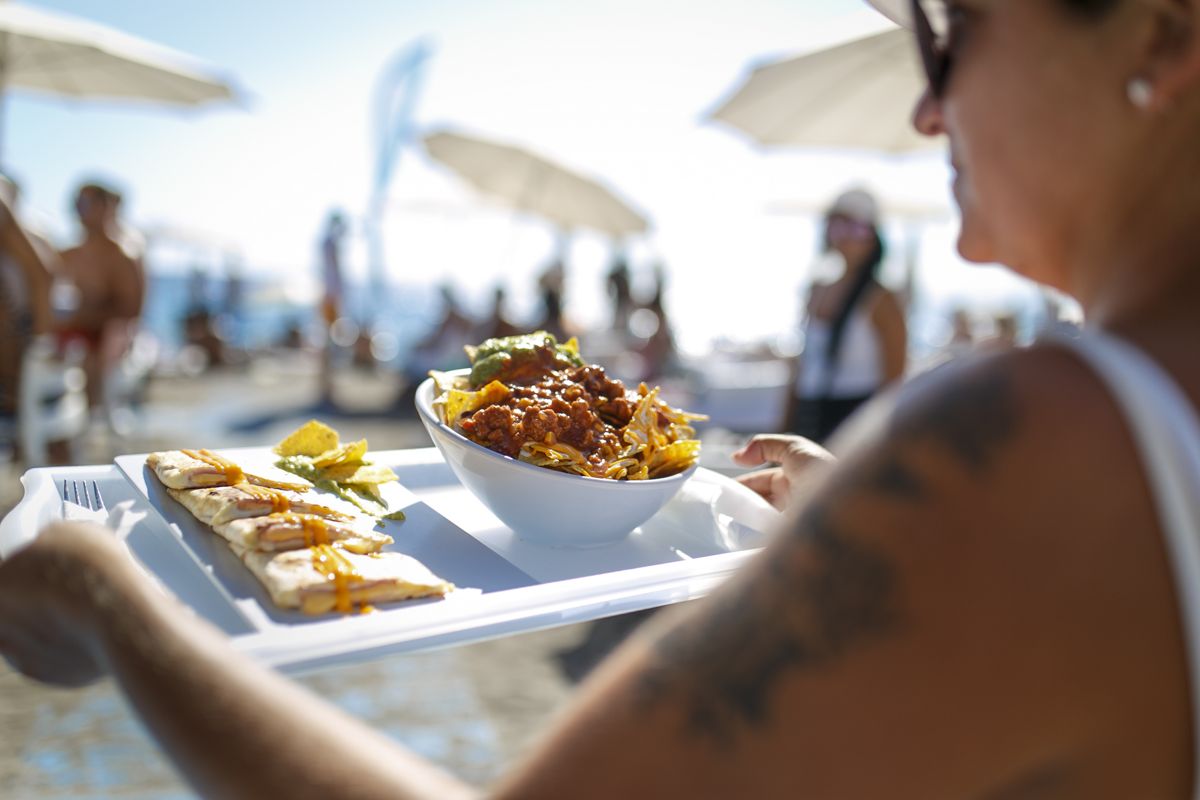 Gerecht met nacho's en quesadilla's geserveerd op het strand op Tenerife.