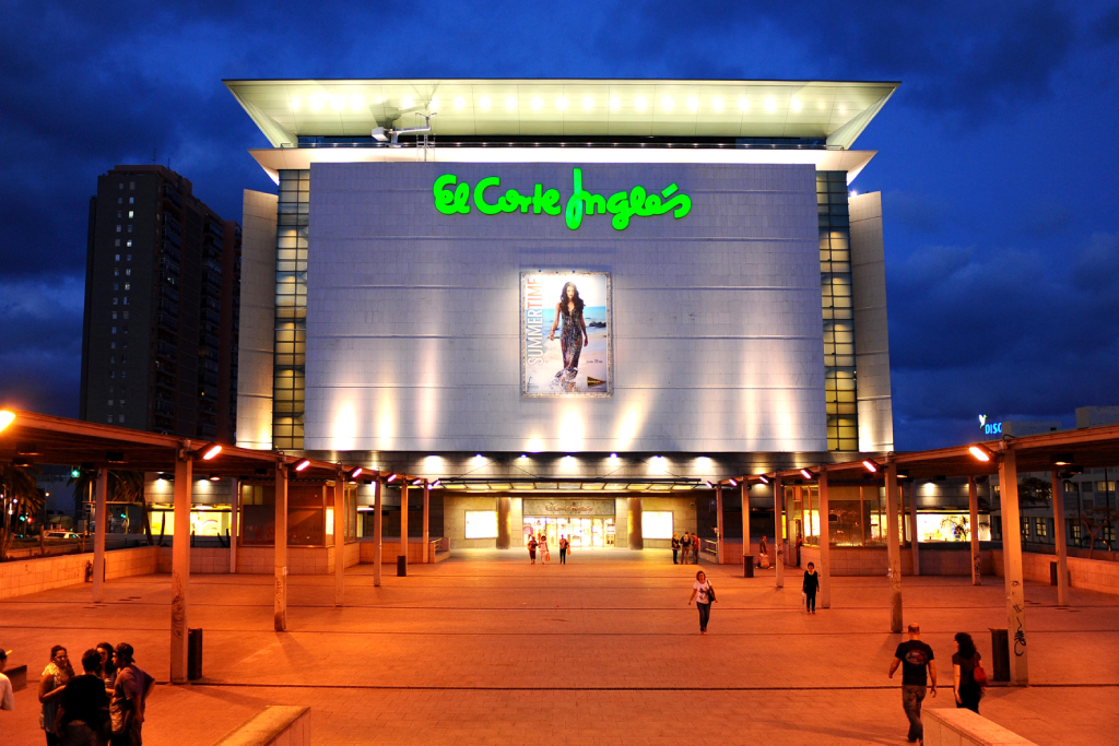 Gevel van El Corte Inglés op Tenerife verlicht bij schemering.