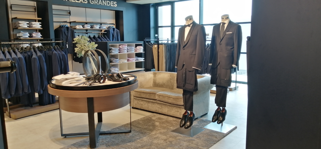 Kostuums te zien in een modewinkel op Tenerife. Plusmaten zichtbaar hierboven.