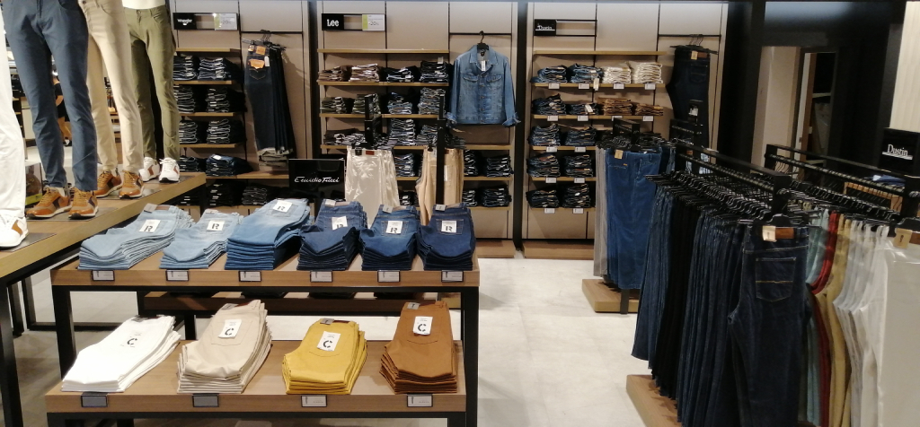 Broeken en kleding in een kledingwinkel op Tenerife.