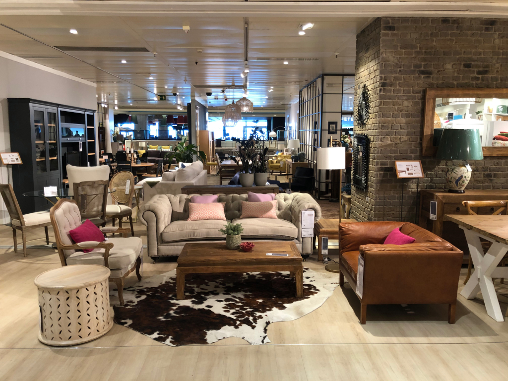Woonkamermeubels in een showroom op Tenerife met bank en fauteuils.