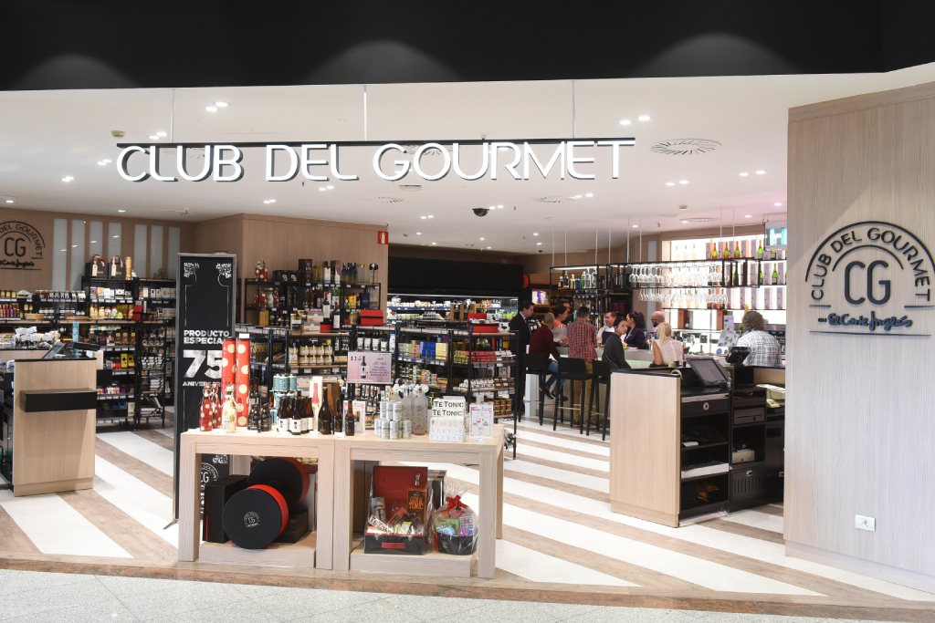 El Corte Inglés Gourmet Club op Tenerife met producten en klanten in de winkel.