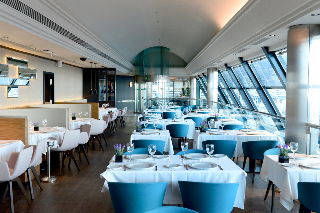 Elegante eetzaal met tafels in een restaurant met uitzicht naar buiten op Tenerife.