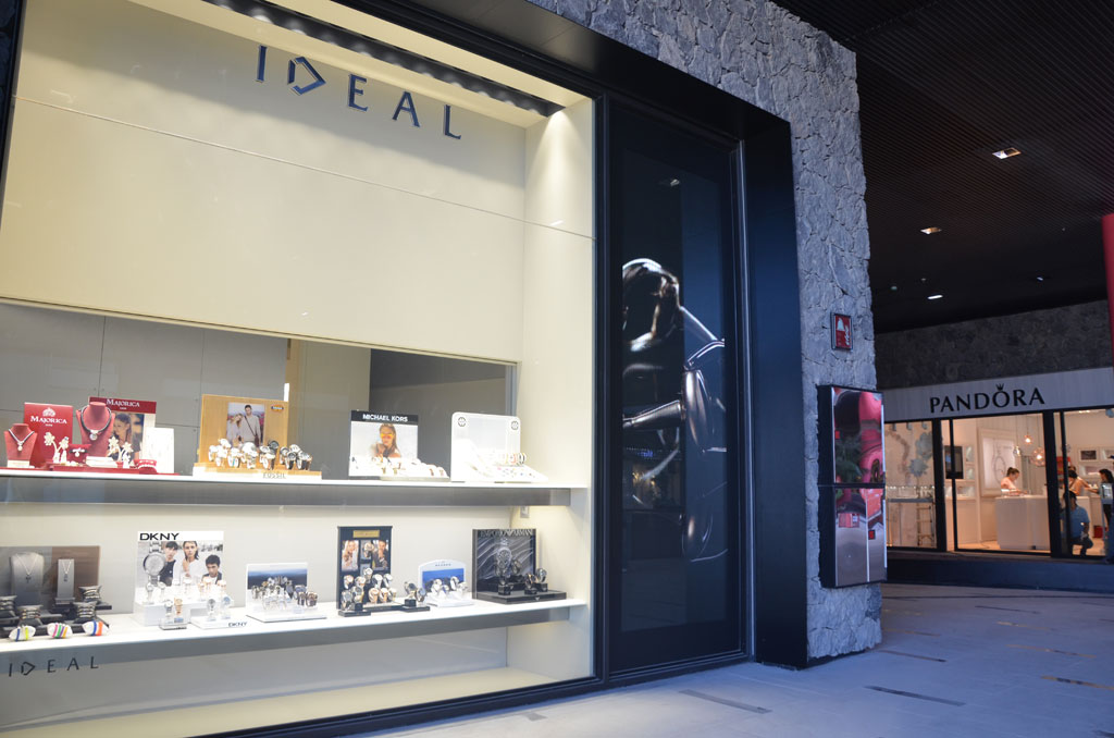 IDEALE juwelierszaak op Tenerife, met een tentoonstelling van horloges en kettingen.