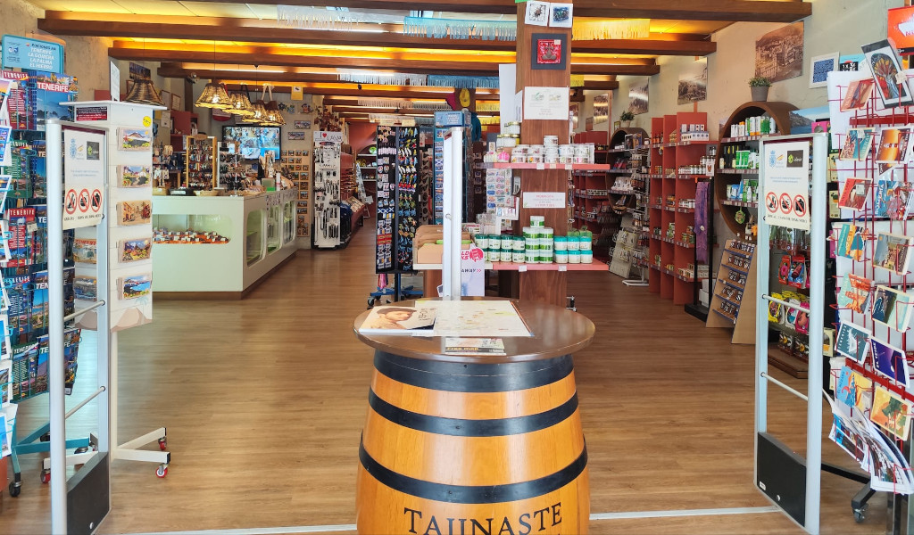 Cadeauwinkel en toeristische producten op Tenerife met brochure-presentatie.