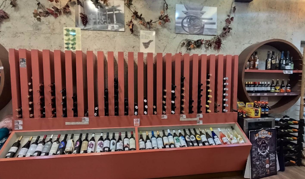 Flessen wijn te zien in een winkel op Tenerife.