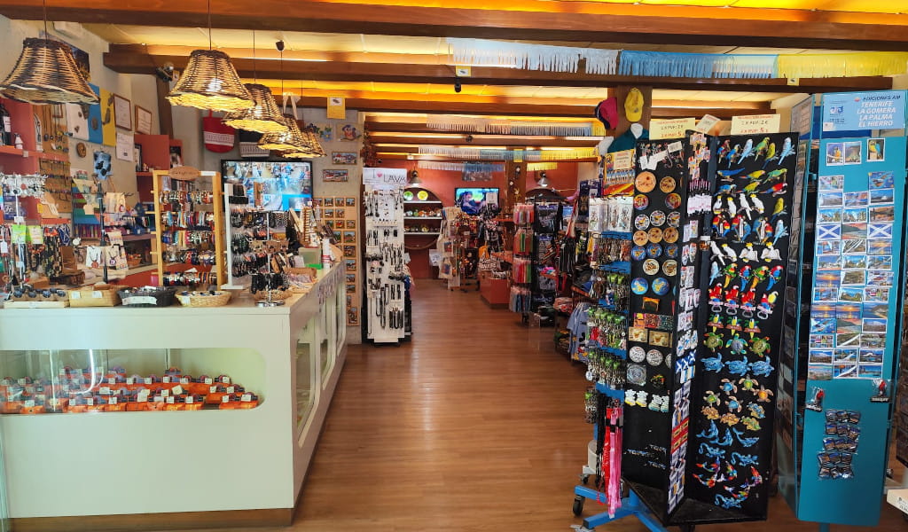 Souvenirwinkel op Tenerife met magneten en ansichtkaarten tentoongesteld.