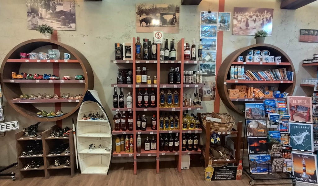 Souvenirwinkel op Tenerife met flessen drank en ansichtkaarten uit El Teide.