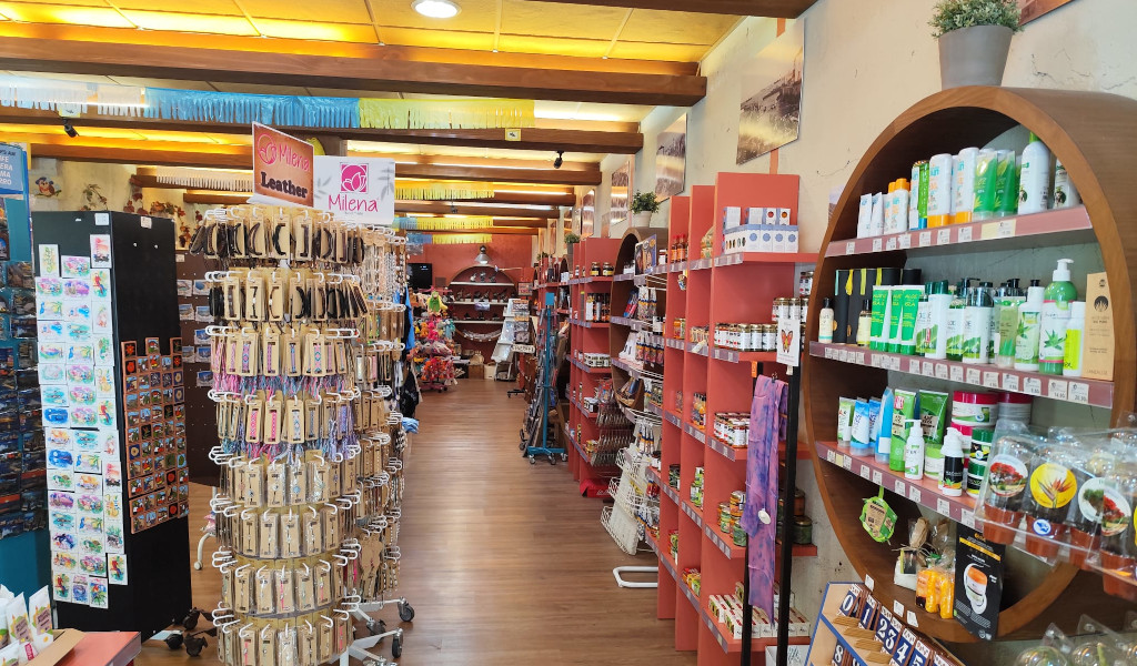Souvenirwinkel en lokale producten op Tenerife met schappen vol spullen.