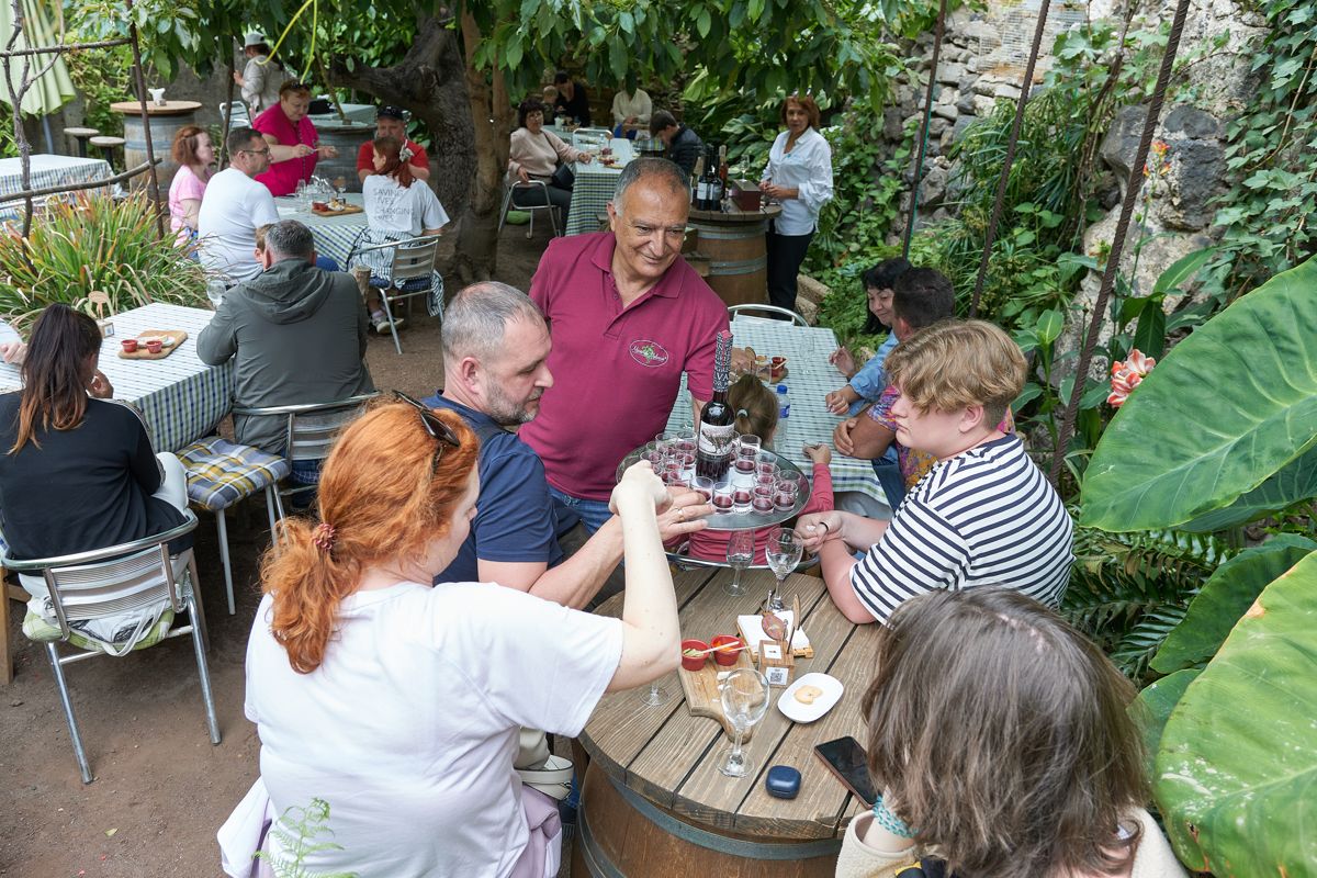 Mensen die drankjes delen op het terras van een restaurant op Tenerife.