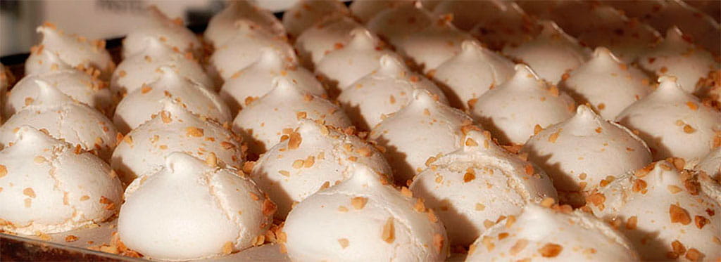 Meringues met amandelen op een dienblad in een banketbakkerij op Tenerife.