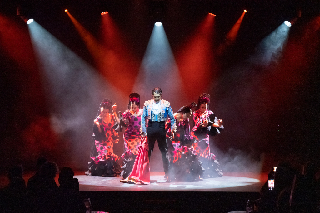 Flamencodansers die optreden onder lichten op een podium op Tenerife.