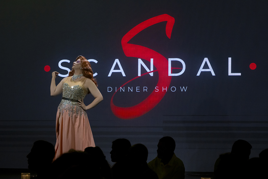 Artiest die op het podium optreedt tijdens de Scandale Diner Show op Tenerife.