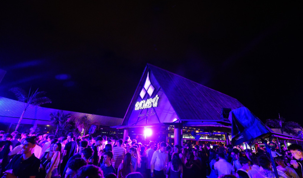 Publiek dat geniet buiten een nachtclub op Tenerife.