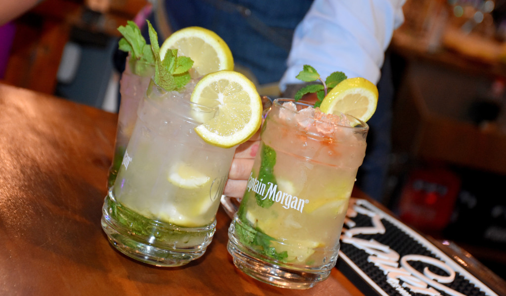 Twee cocktails met citroen- en muntplakjes in Captain Morgan-glazen in een bar op Tenerife.